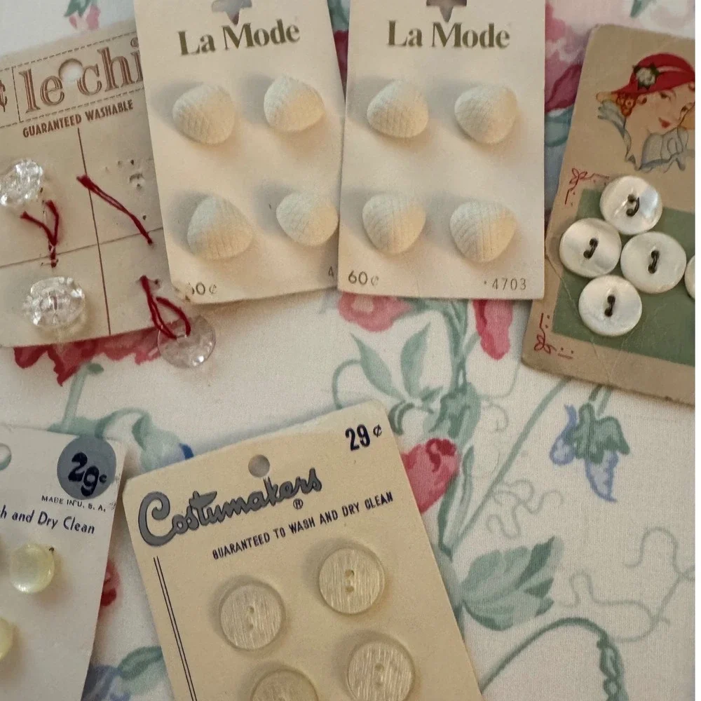 Vintage Button Lot La Mode Le Chic Costumakers Mother of Pearl Glass Retro Cards